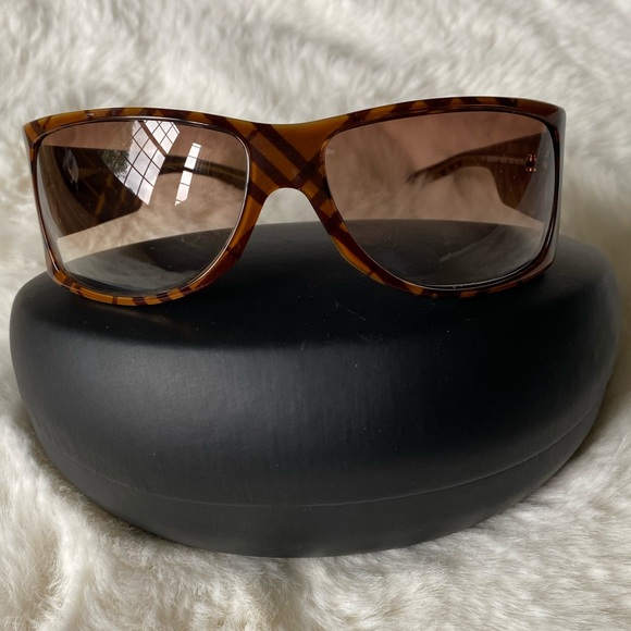 Burberry sunglasses - Picture 1 of 6